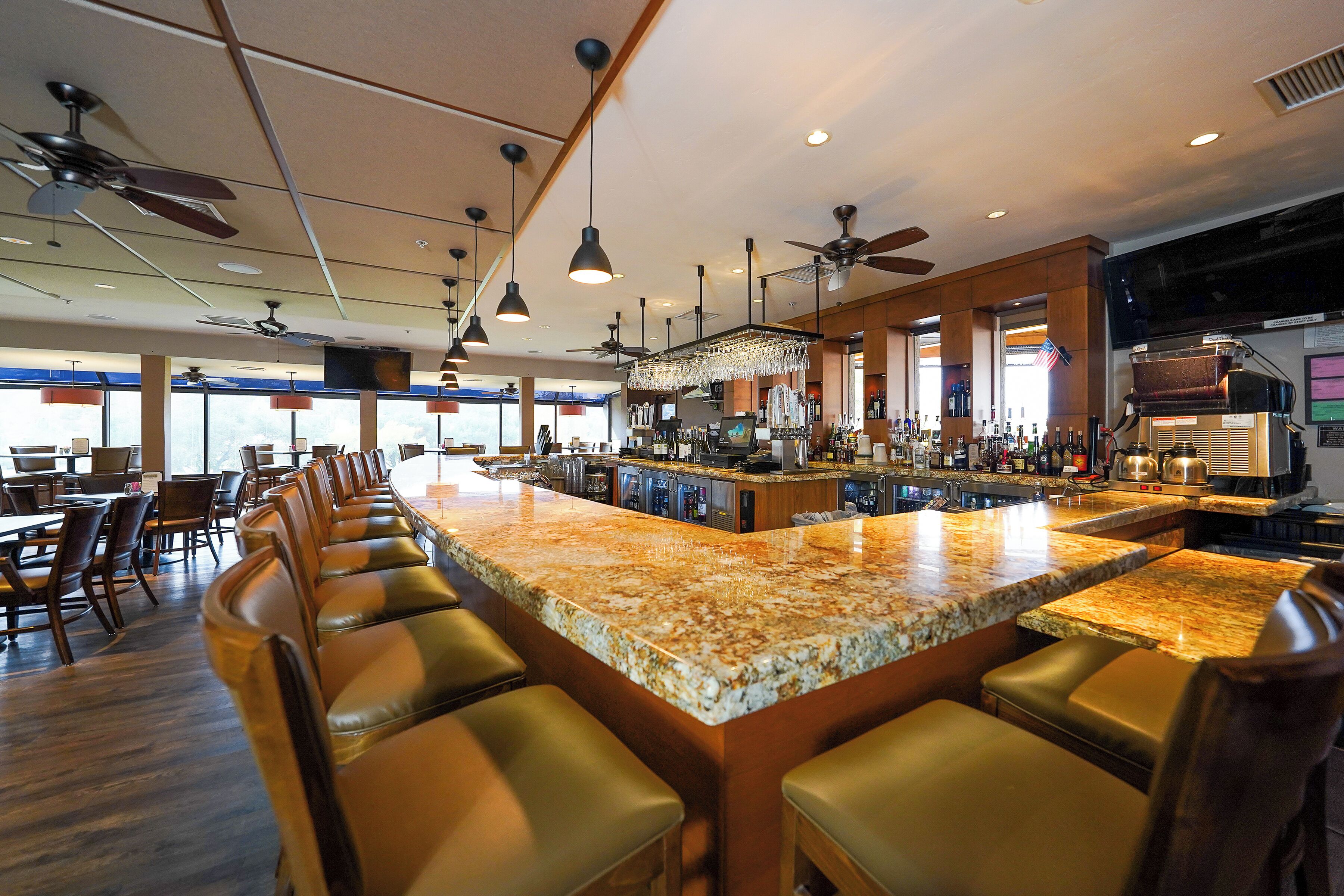 Ofrece almuerzos, cenas y happy hour (con vistas al campo de golf)