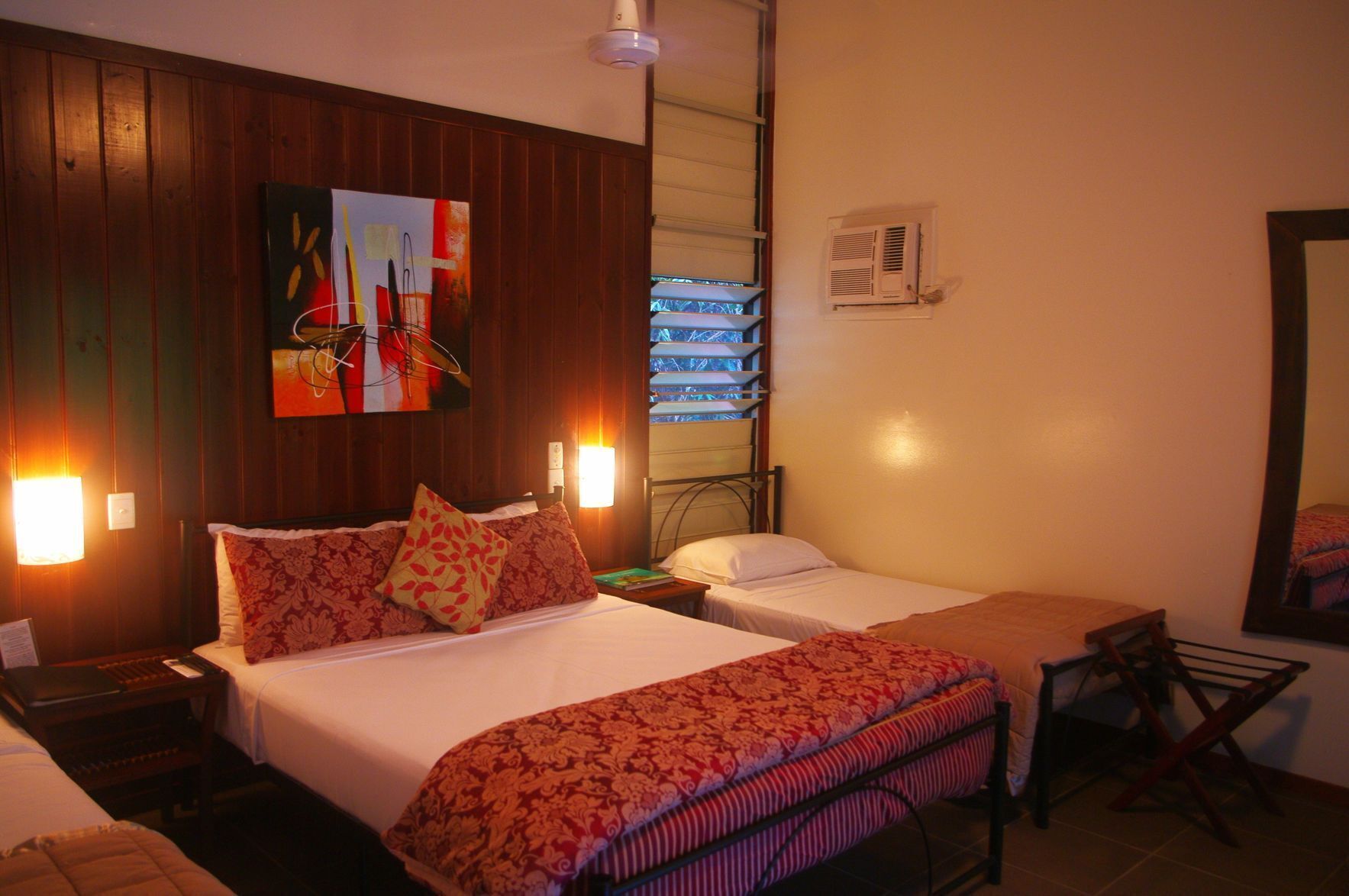 Cofres nos quartos, individualmente decorados, cortinas blackout