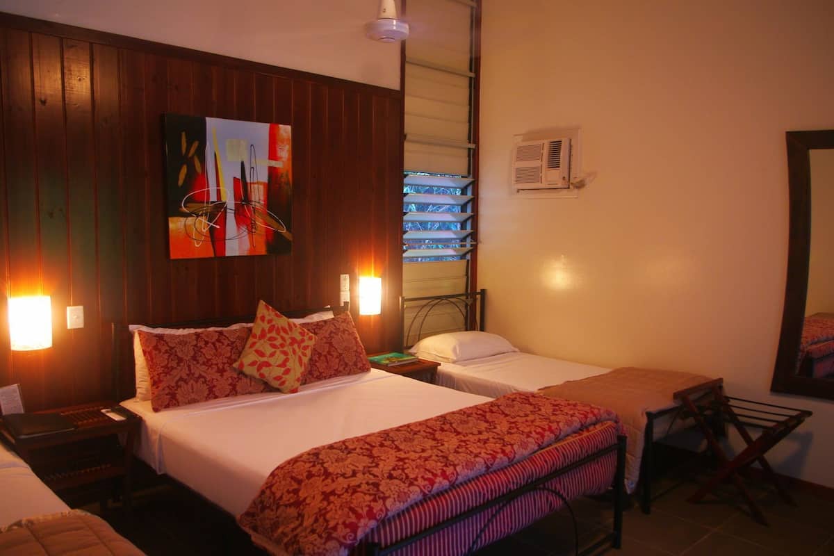 Cofres nos quartos, individualmente decorados, cortinas blackout