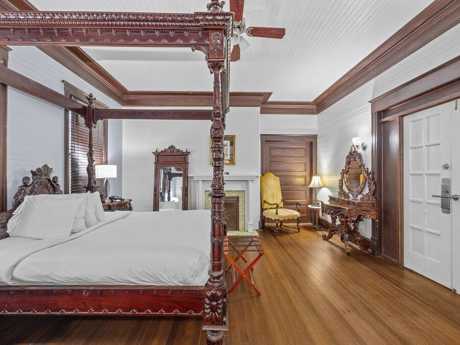 Suite, 1 King Bed, Non Smoking | Iron/ironing board, WiFi (free), individually decorated