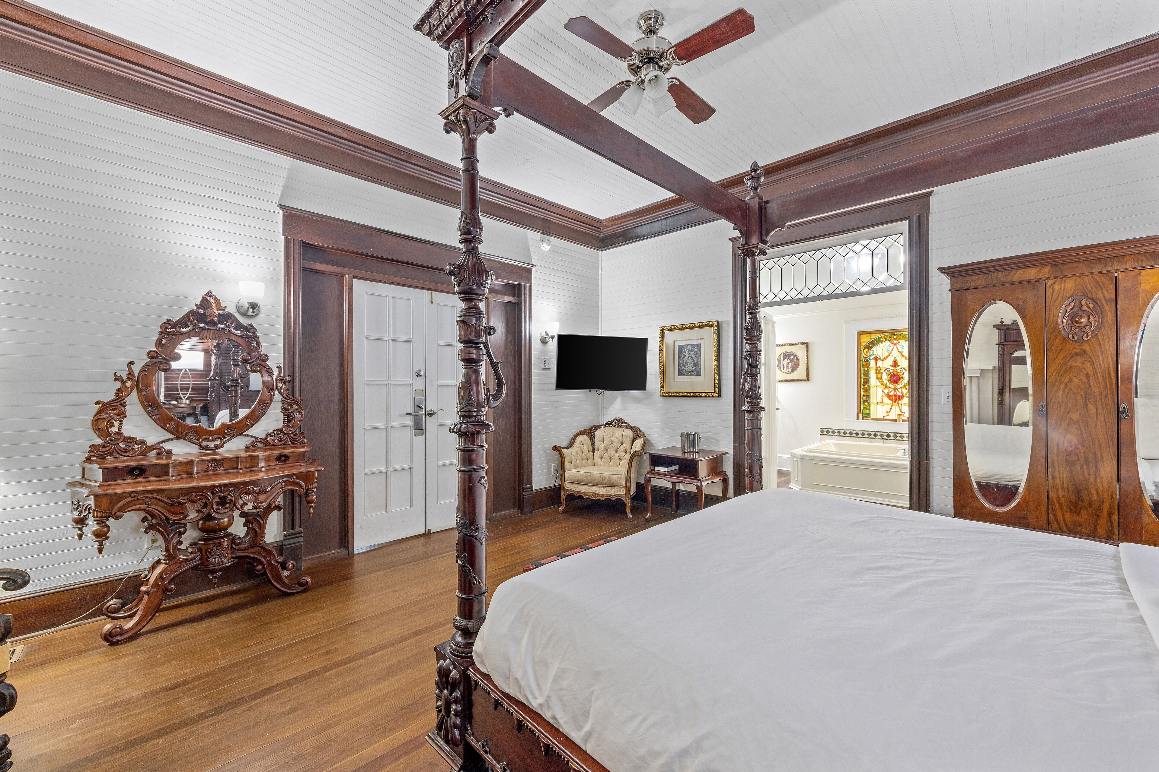 suite, 1 king bed, non smoking | individually decorated, individually furnished, iron/ironing board