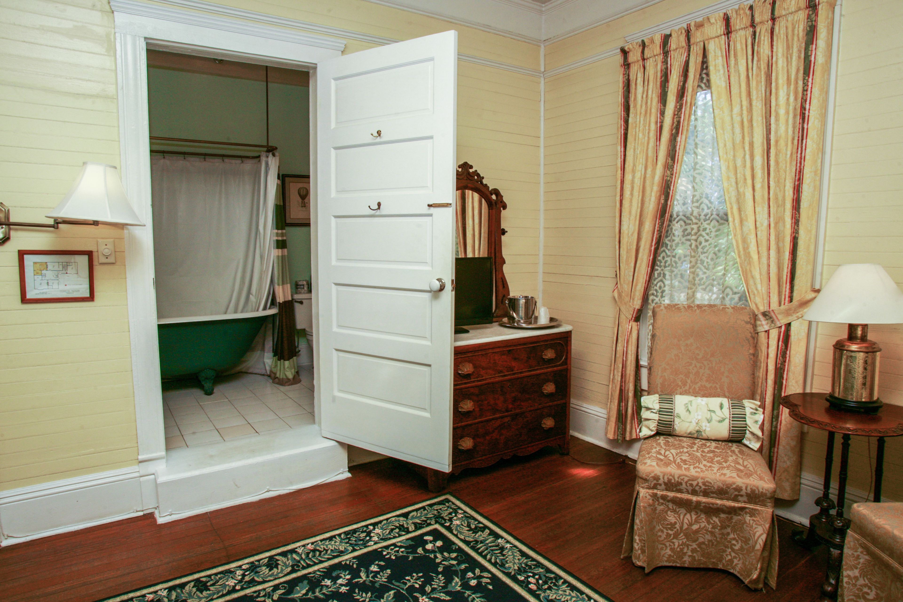 deluxe room, 1 king bed | bathroom | combined shower/bathtub, towels