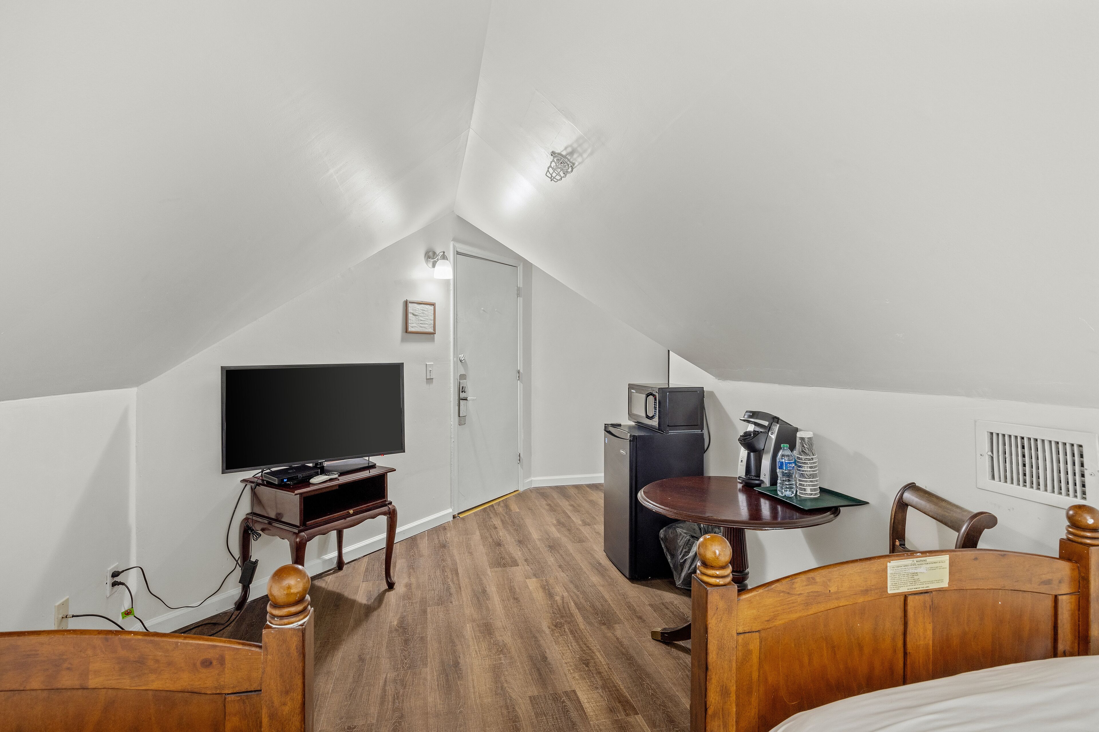 basic room, 2 single beds, non smoking | individually decorated, individually furnished, iron/ironing board