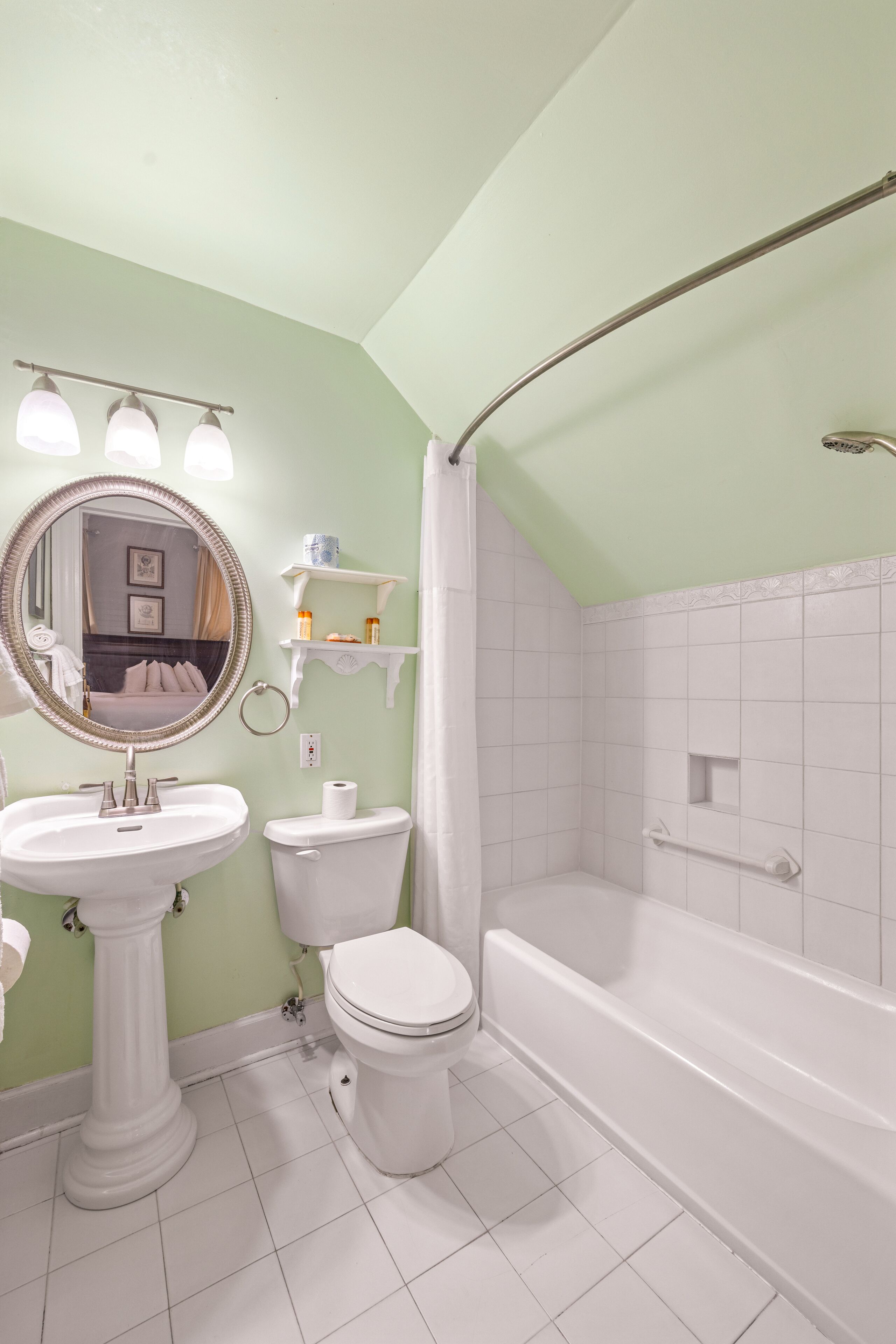 standard room, 1 king bed, non smoking | bathroom | combined shower/bathtub, towels