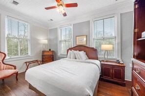 Standard Room, 1 Queen Bed, Non Smoking | Individually decorated, individually furnished, iron/ironing board