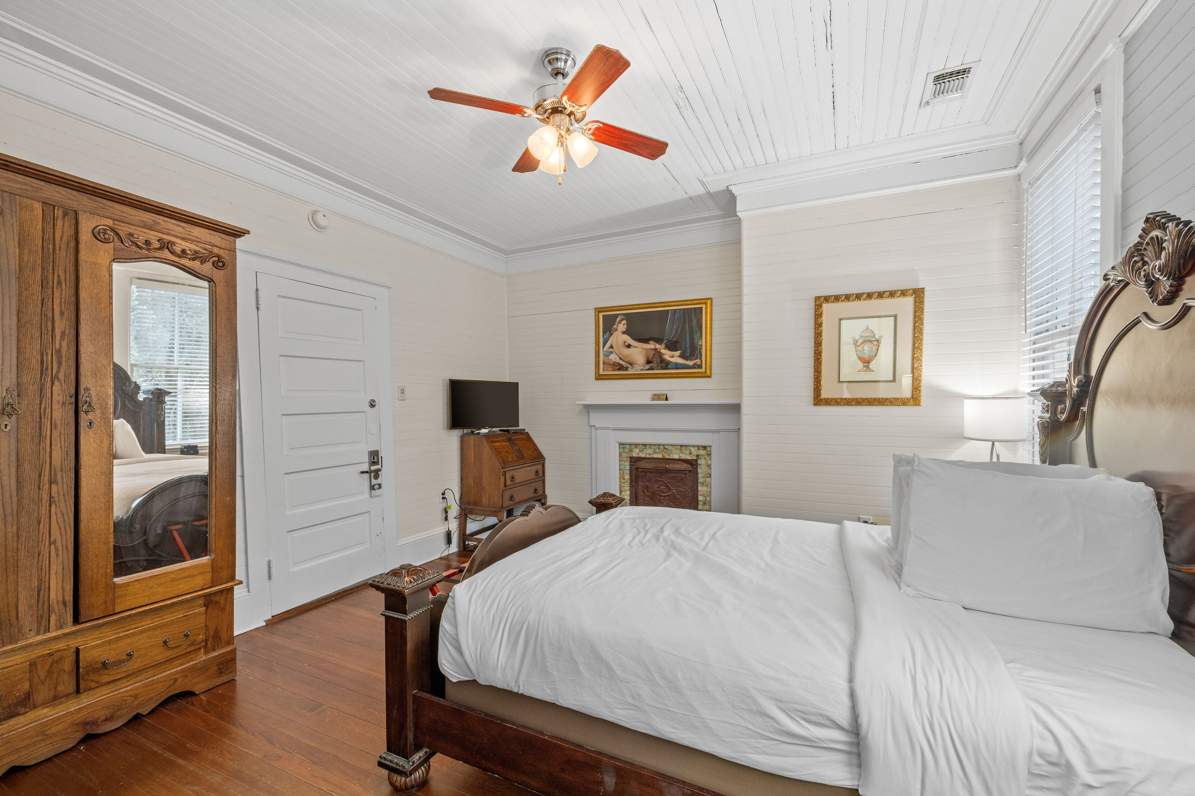 deluxe room, 1 queen bed, non smoking | individually decorated, individually furnished, iron/ironing board