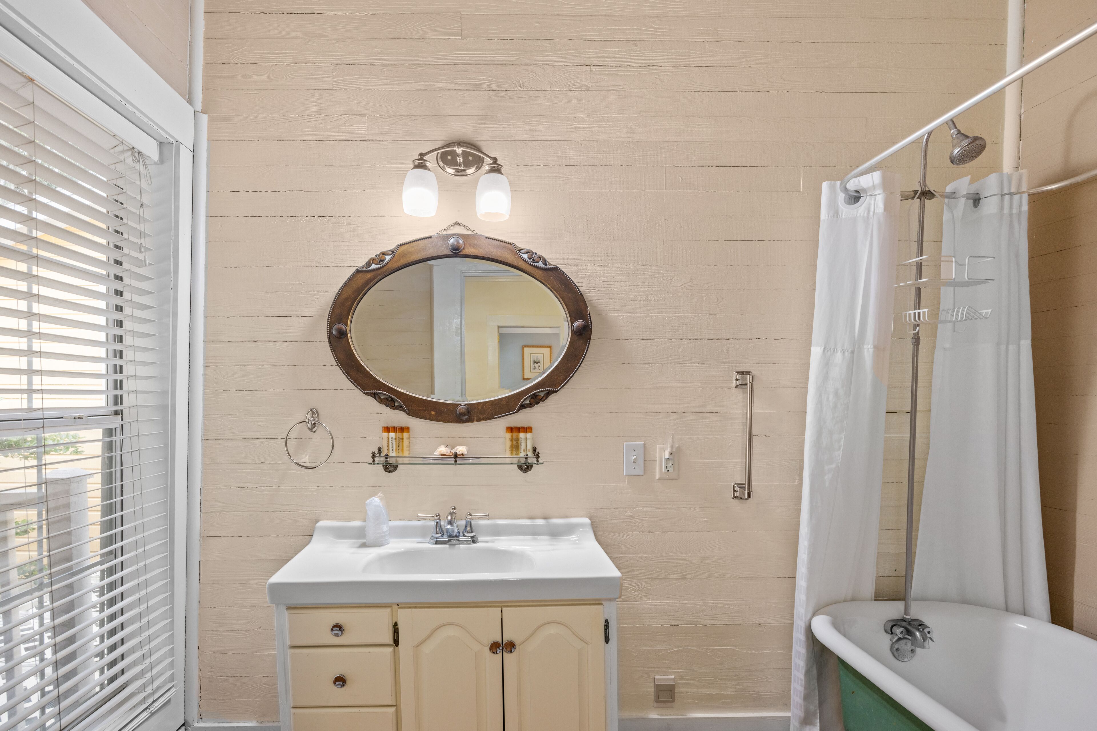 premium suite, 2 double beds, non smoking | bathroom | combined shower/bathtub, towels