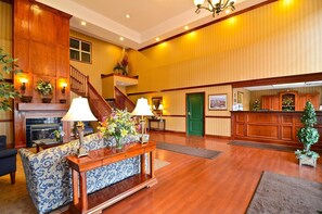 Lobby - Executive Inn & Suites (Grand Rapids)