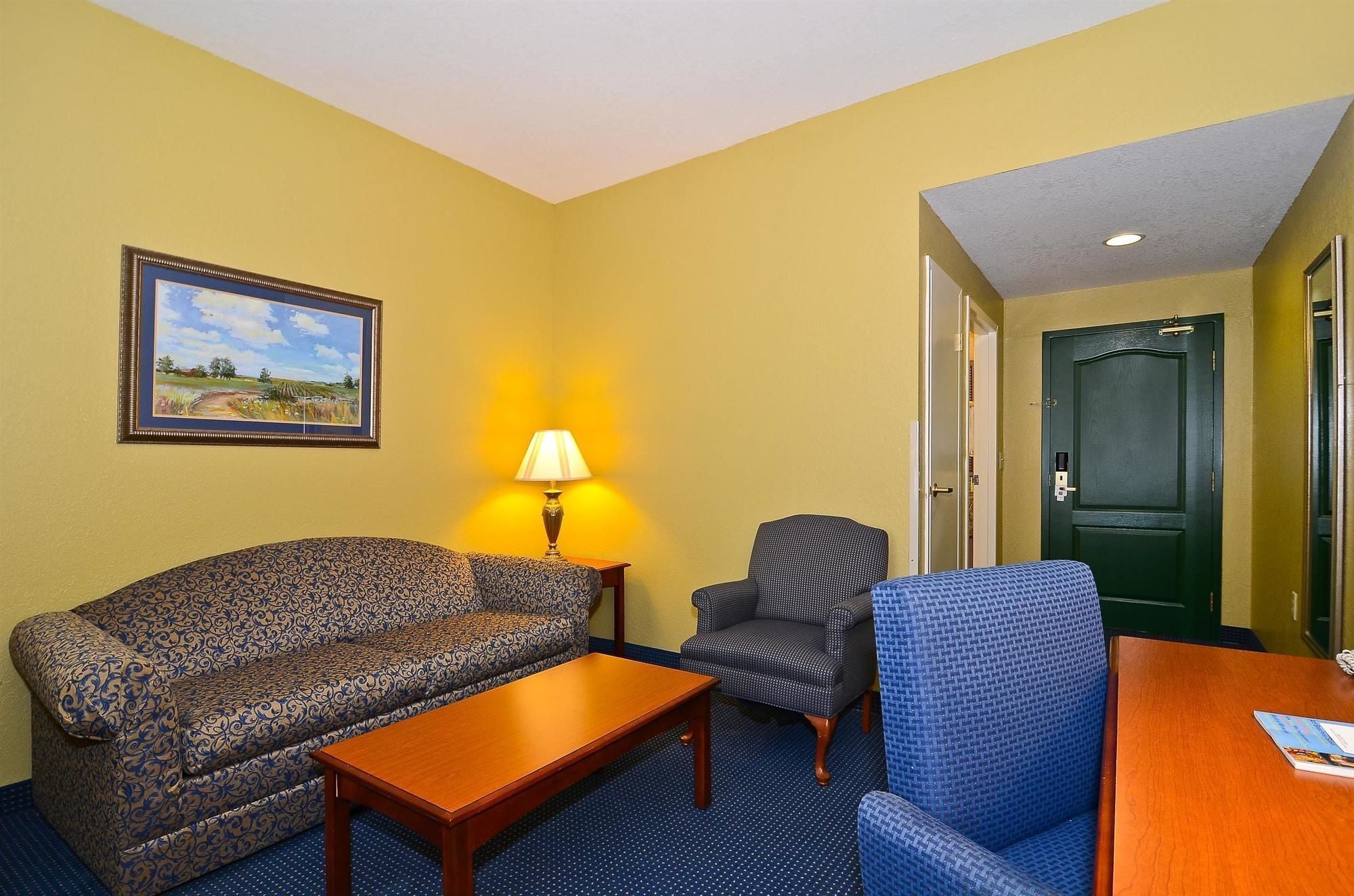 32-inch LCD TV with cable channels, TV