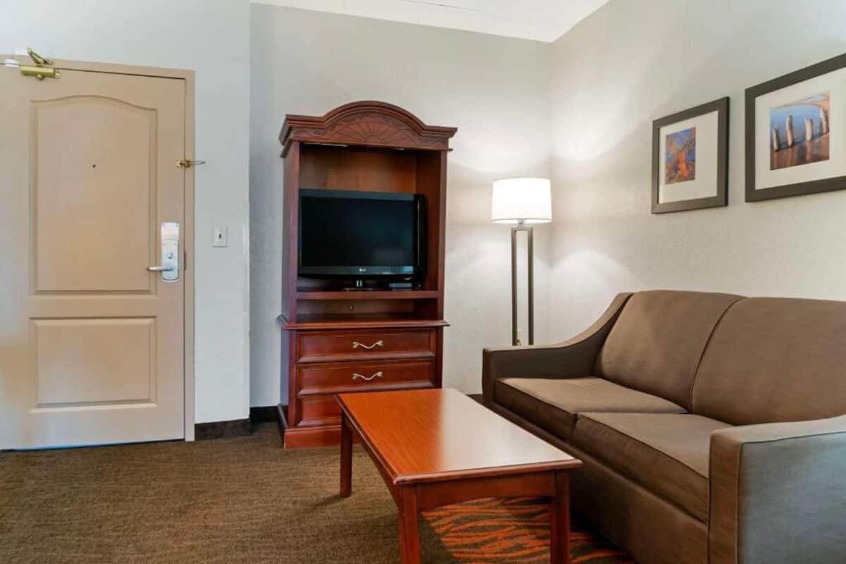 Two Queen Beds Suite with Roll In Shower and Sofabed Non Smoking | Vardagsrum | 32-tums LCD-tv med kabelkanaler och tv