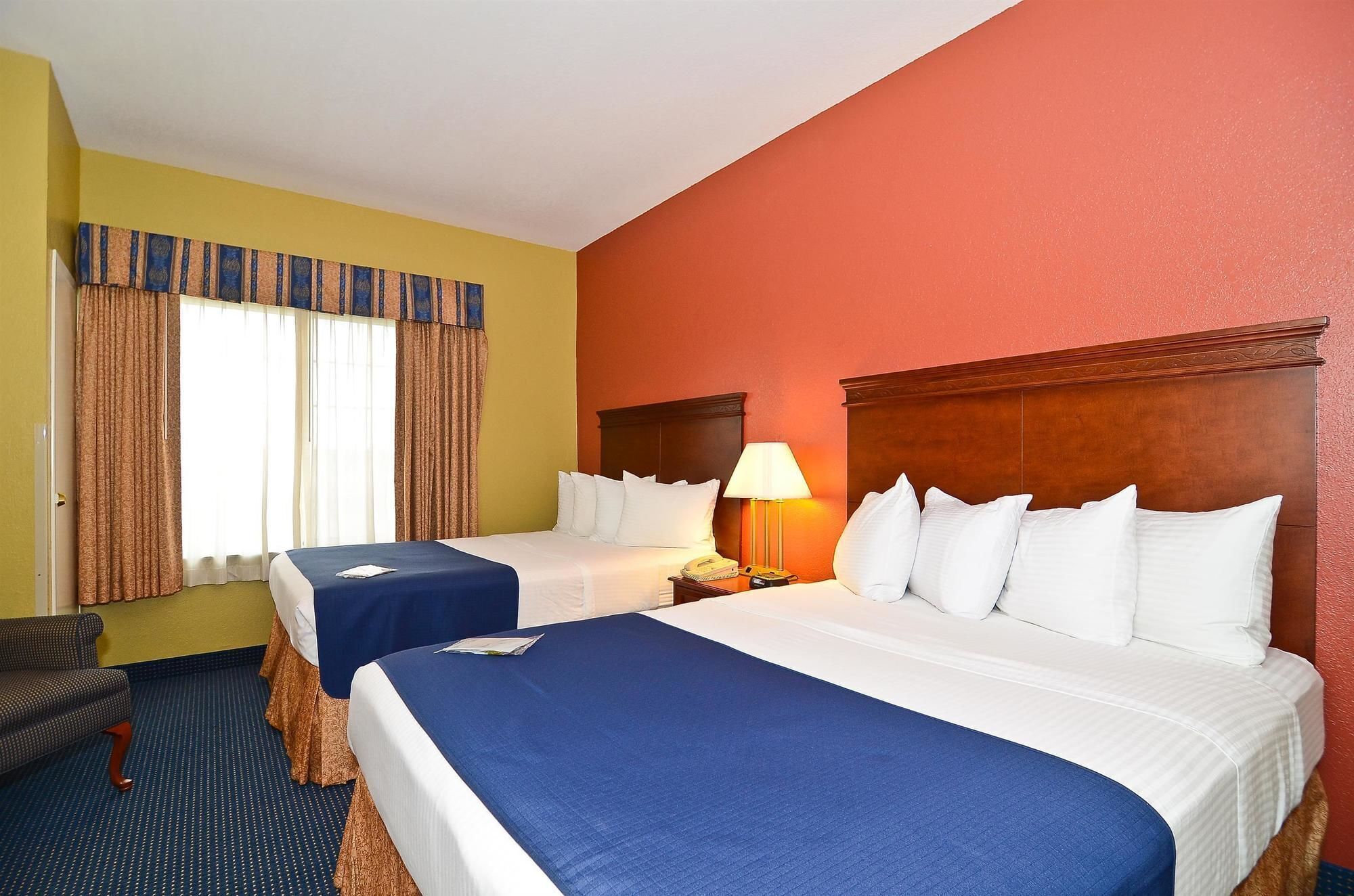 Tabla de planchar con plancha, wifi, ropa de cama