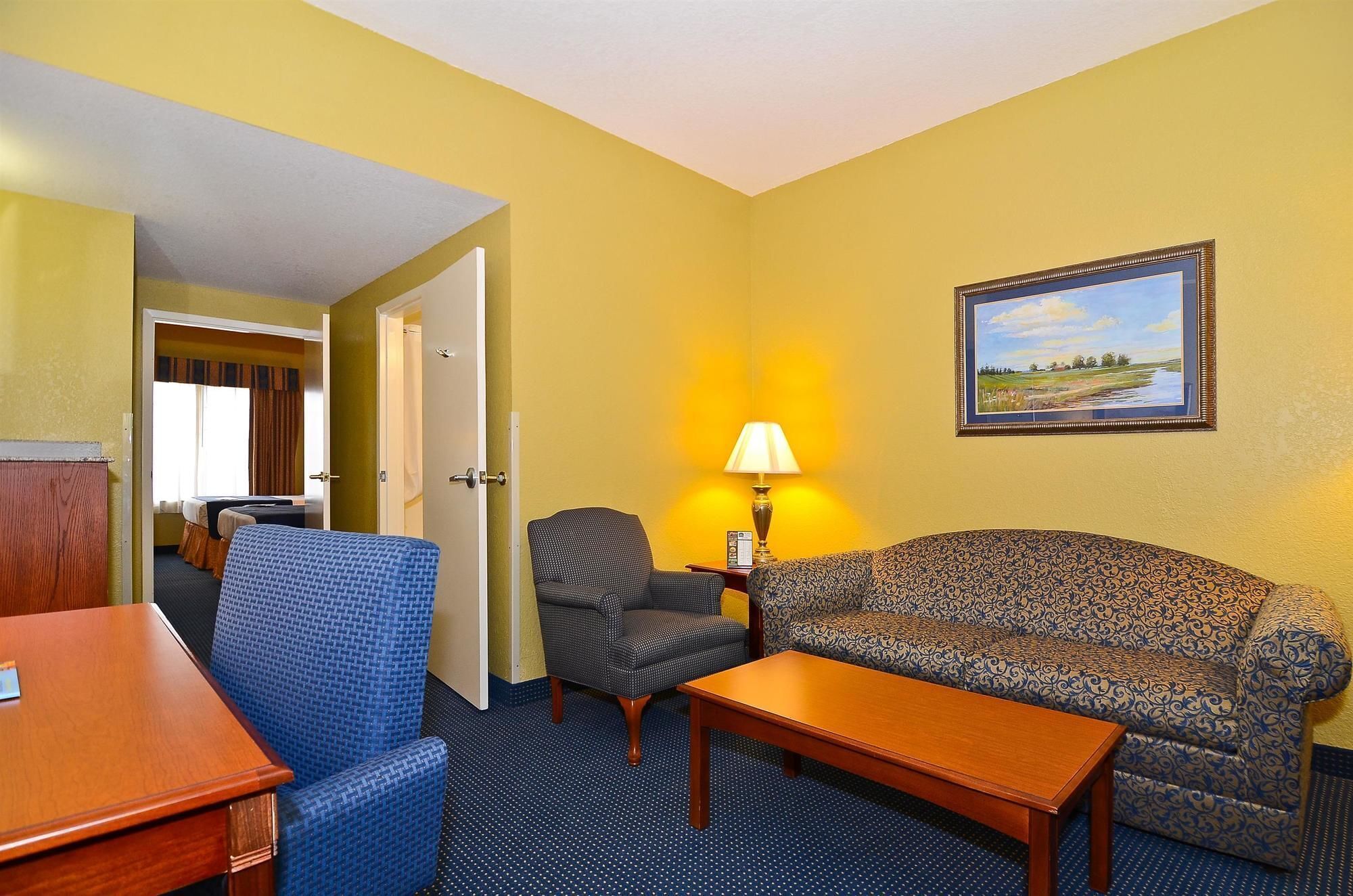 32-inch LCD TV with cable channels, TV