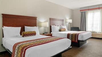 Two Queen Beds Non Smoking | Een strijkplank/strijkijzer, wifi, beddengoed