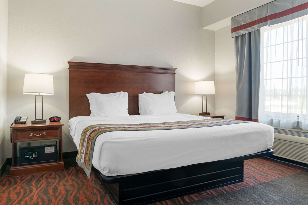 Iron/ironing board, WiFi (surcharge), bed sheets