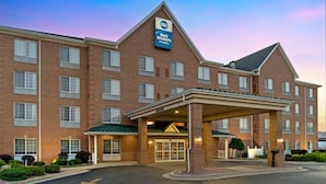 Un hôtel Best Western avec une façade en briques, une entrée couverte et une enseigne indiquant qu’il s’agit d’un hôtel trois étoiles.