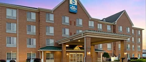 A Best Western hotel with a brick facade, a covered entrance, and a sign indicating it is a 3-star hotel.