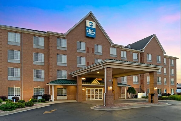A Best Western hotel with a brick facade, a covered entrance, and a sign indicating it is a 3-star hotel.