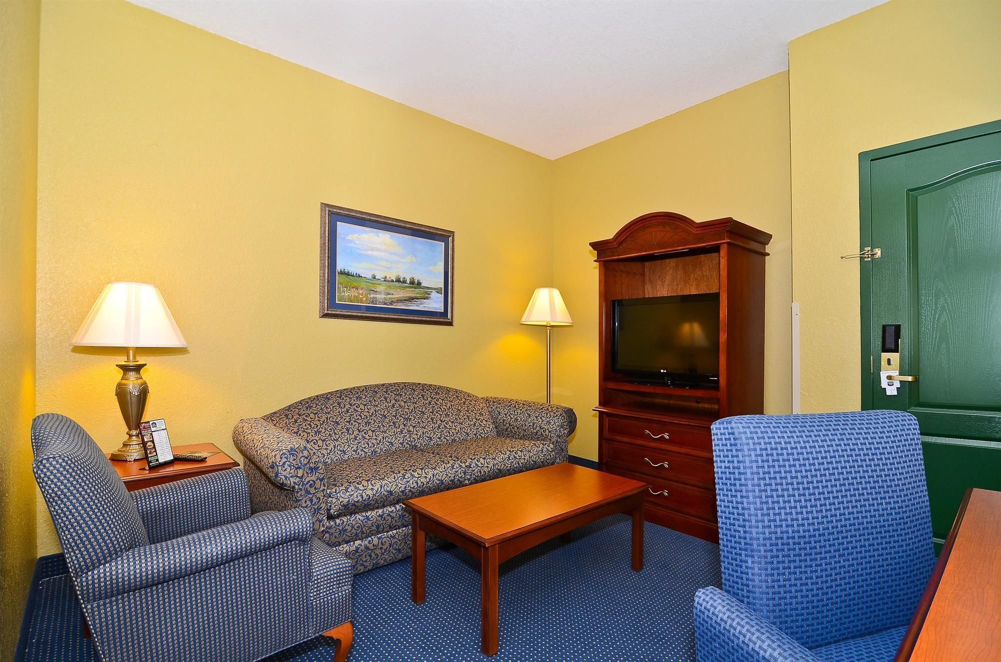 32-inch LCD TV with cable channels, TV