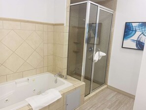 Suite, One King Bed | Bathroom | Bathtub, hair dryer, towels - Hilton Garden Inn Columbia (Columbia)