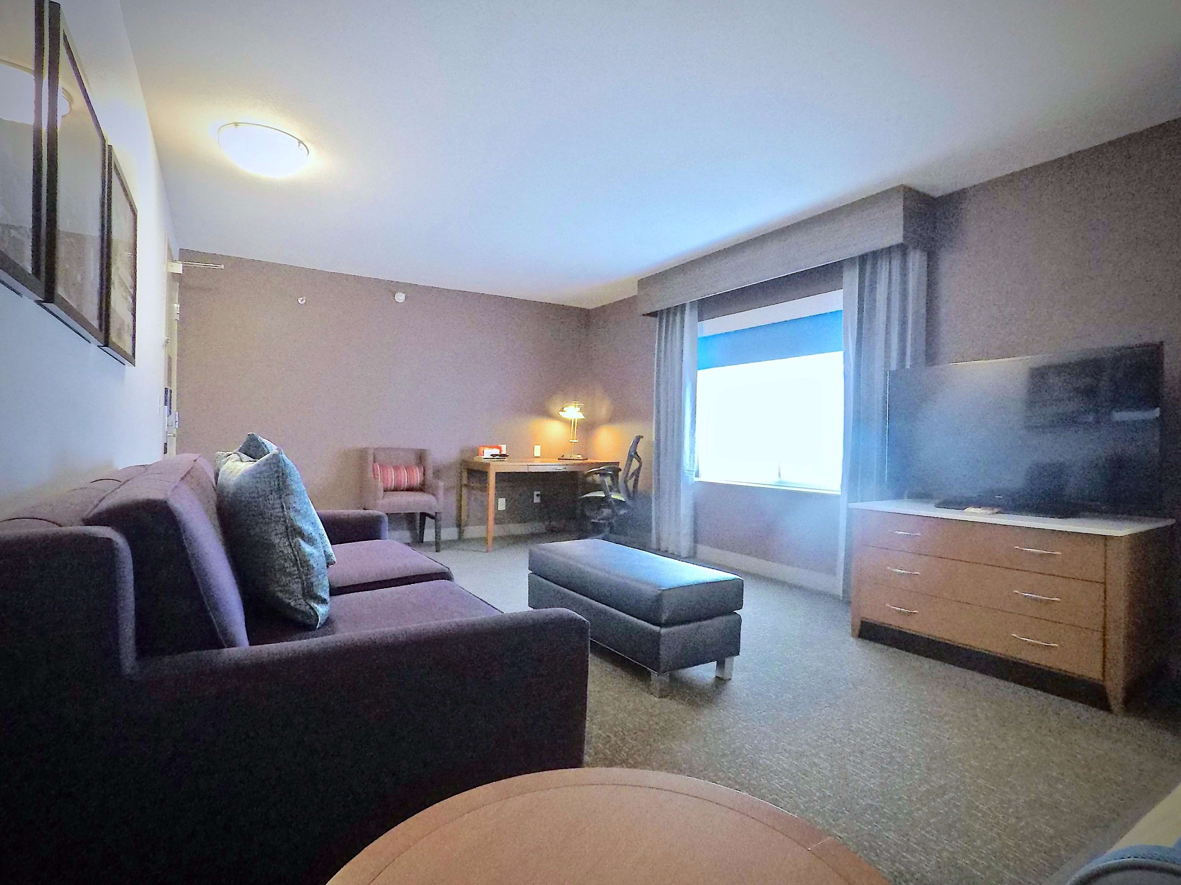 deluxe suite, 1 king bed, non smoking | minibar, laptop workspace, iron/ironing board, free wifi