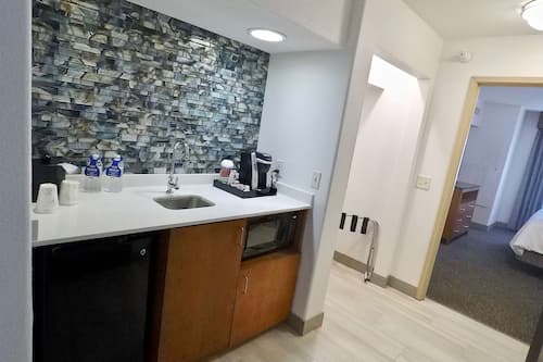 Deluxe Suite, 1 King Bed, Non Smoking | Minibar