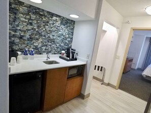 Deluxe Suite, 1 King Bed, Non Smoking | Minibar - Hilton Garden Inn Des Moines West (West Des Moines)