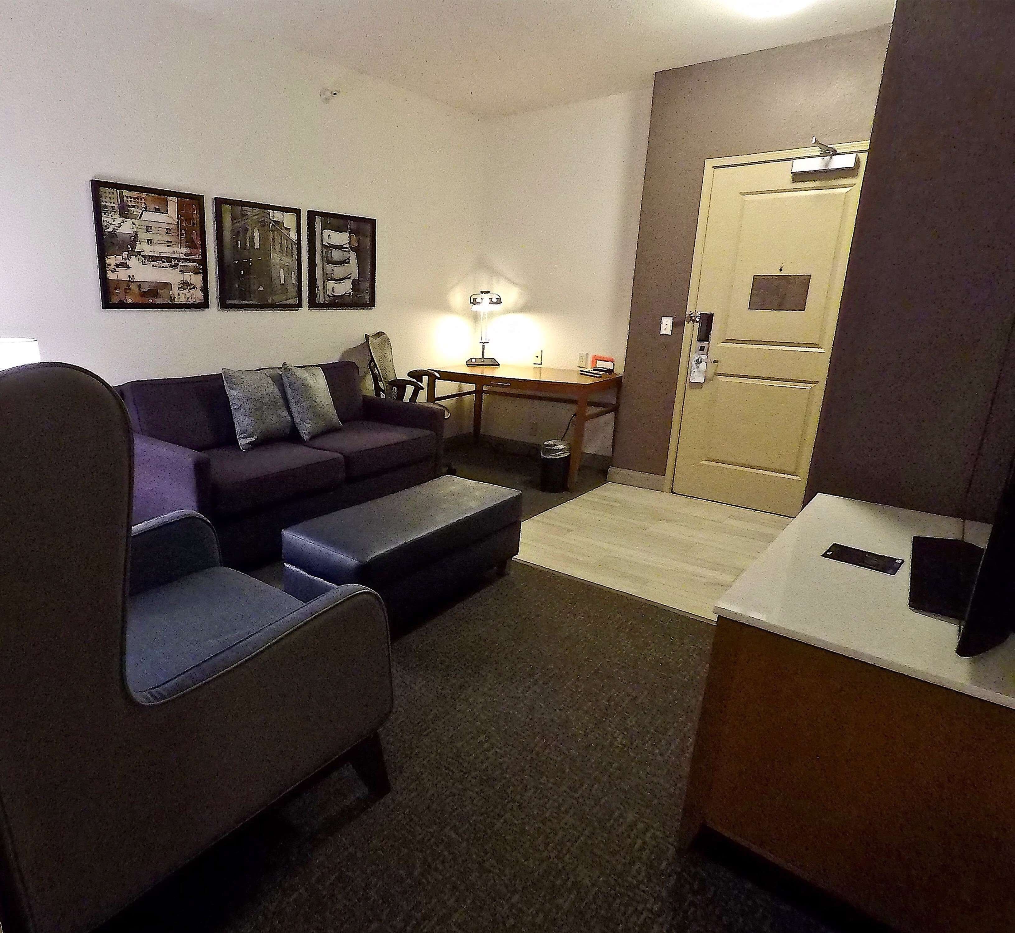 suite, accessible | living area | 42-inch flat-screen tv with cable channels, tv, pay films