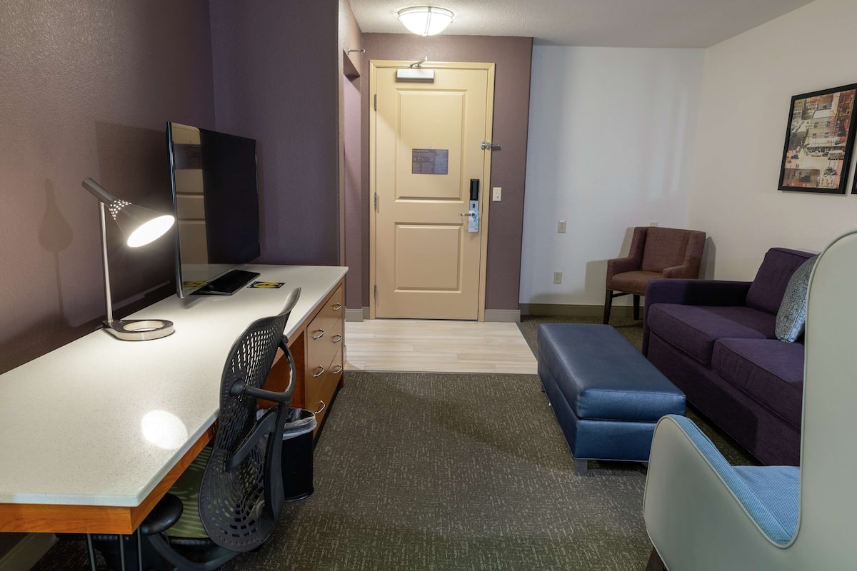 Suite, Nichtraucher | Minibar, laptopgeeigneter Arbeitsplatz, Bügeleisen/Bügelbrett
