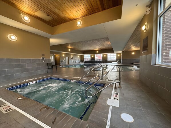 Indoor pool - Hilton Garden Inn Des Moines West (West Des Moines)