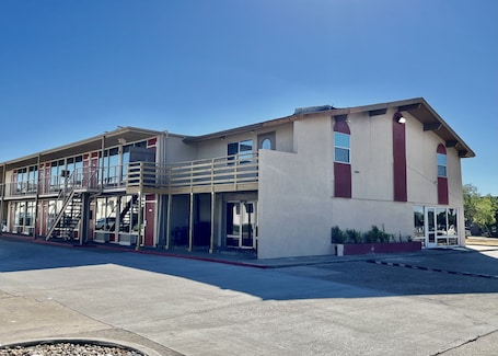 Front of property. EZ Travel Inn