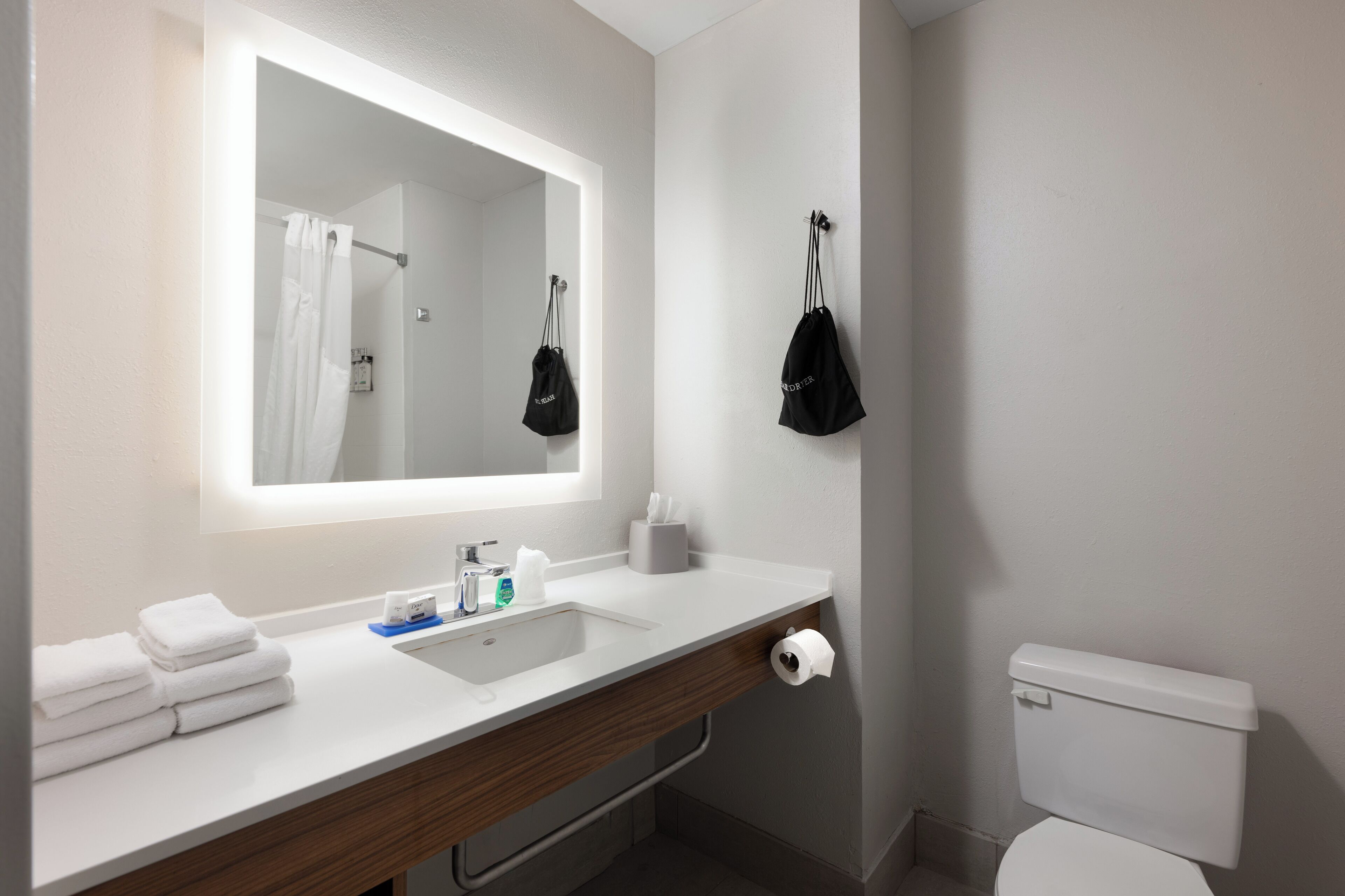 Combined shower/tub, free toiletries, hair dryer, towels