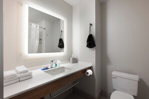 Ensemble douche/baignoire, articles de toilette gratuits, sèche-cheveux