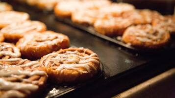 TĂ€gliches inbegriffenes FrĂŒhstĂŒcksbuffet