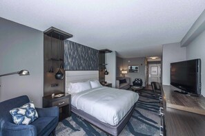 Hypo-allergenic bedding, in-room safe, desk, blackout curtains - DoubleTree by Hilton North Charleston - Convention Center (North Charleston)