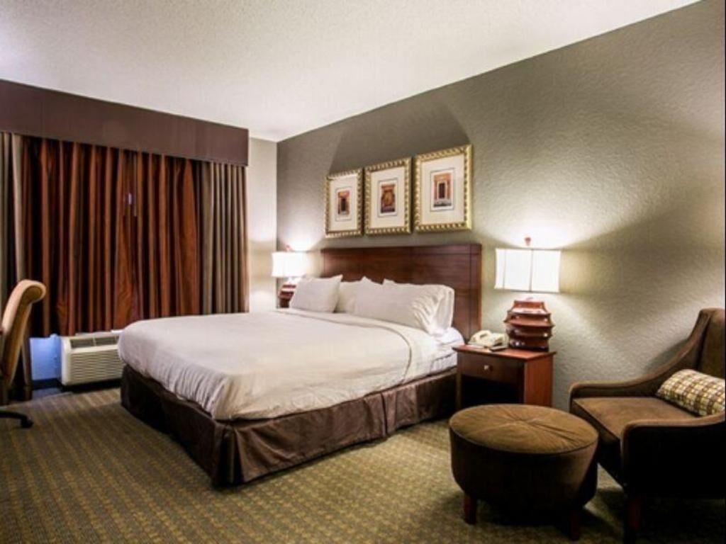 Hypo-allergenic bedding, in-room safe, desk, blackout drapes