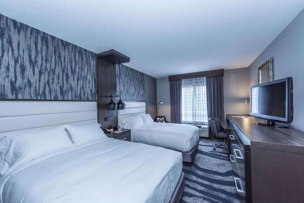 Hypo-allergenic bedding, in-room safe, desk, blackout drapes