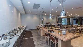 Daily cooked-to-order breakfast (USD 20 per person)