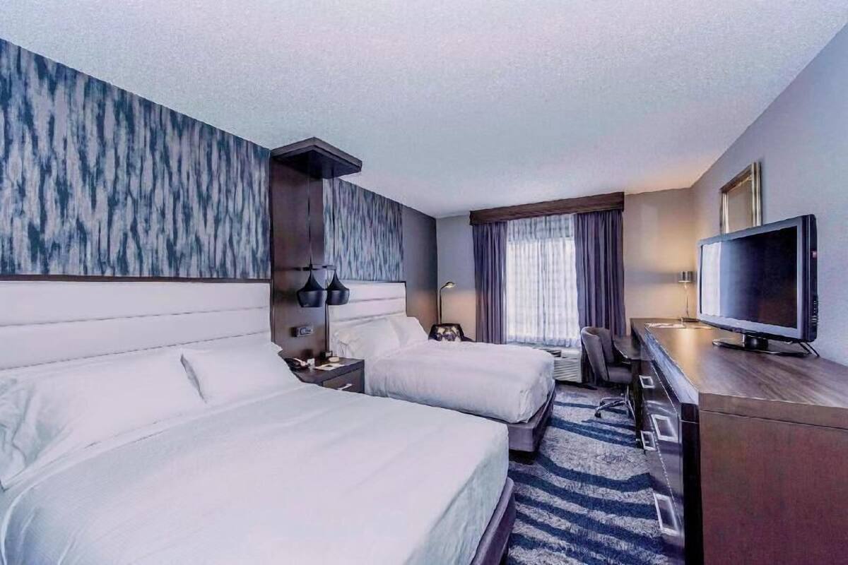 Hypo-allergenic bedding, in-room safe, desk, blackout drapes