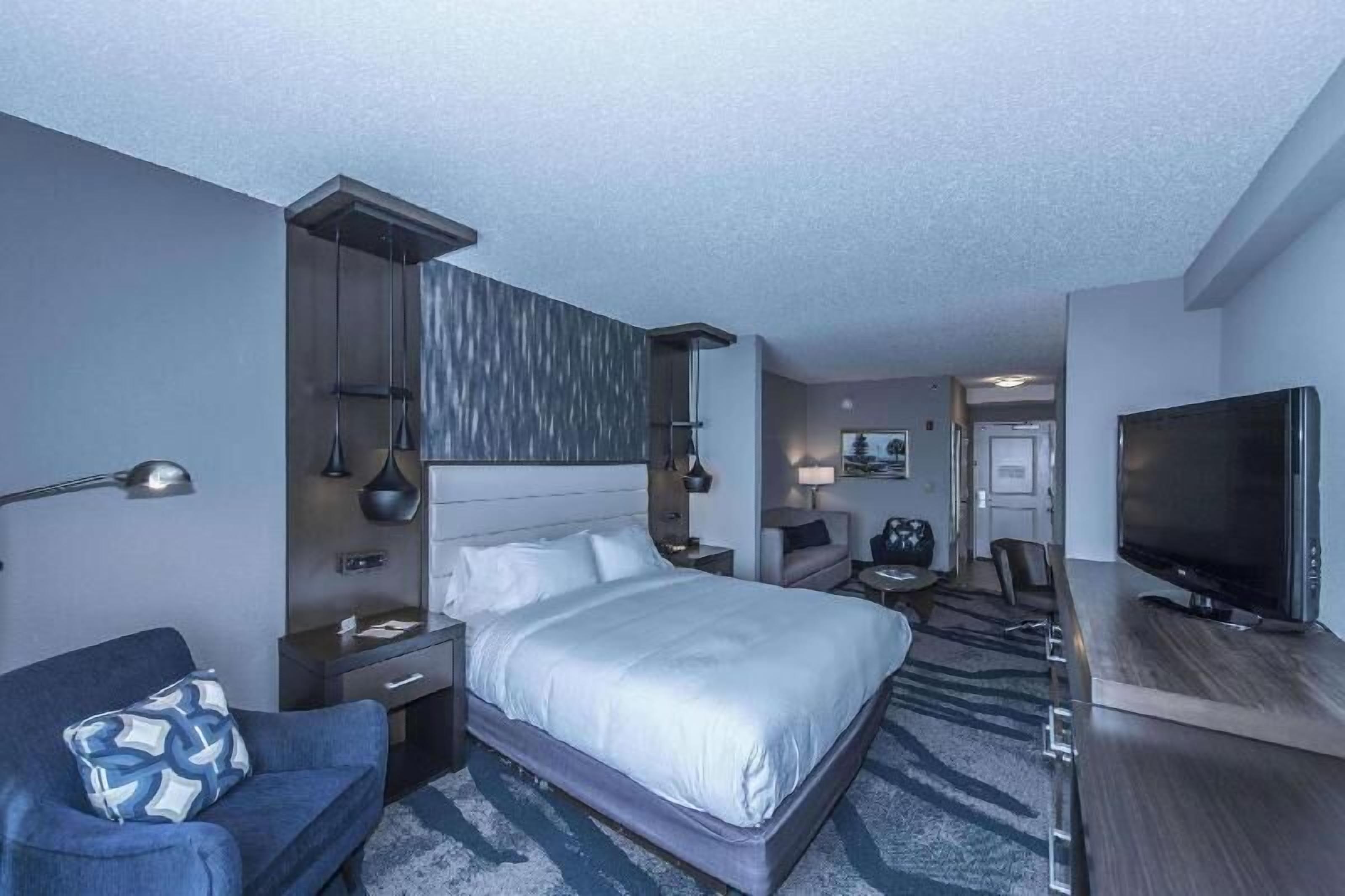 Hypo-allergenic bedding, in-room safe, desk, blackout drapes