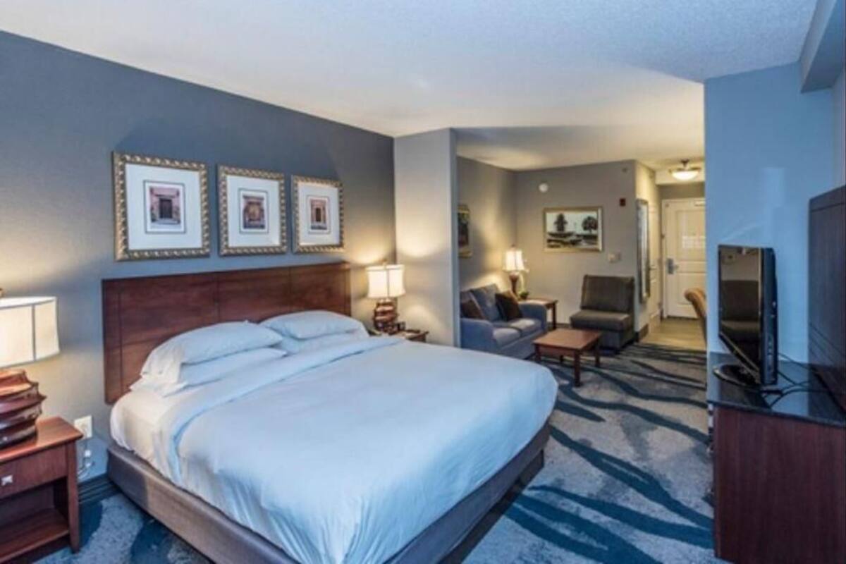 Hypo-allergenic bedding, in-room safe, desk, blackout drapes