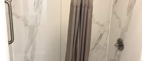 تجهيزات دش، مجففات شعر، مناشف