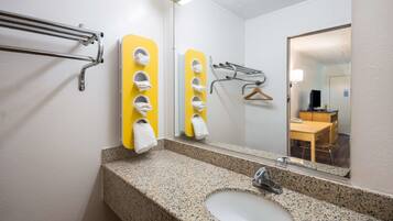 Regadera, secadora de cabello, toallas