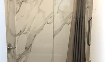 Regadera, secadora de cabello, toallas