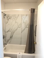 Ducha, secador de pelo, toallas