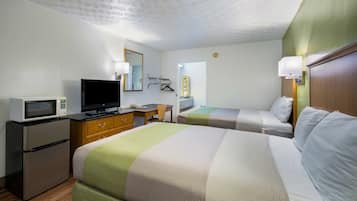 Een bureau, gratis wifi, beddengoed, een wekker