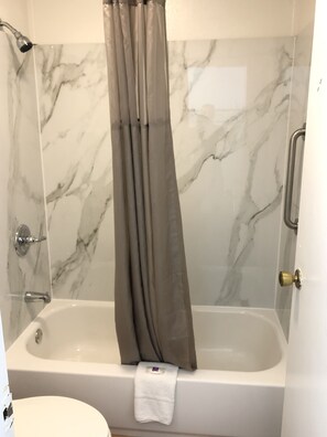 Suihku, hiustenkuivaaja, pyyhkeet