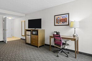 开间套房, 1 张特大床, 无障碍, 无烟房 (Mobility) | 高档床上用品、办公桌、笔记本电脑工作区、熨斗/熨衣板