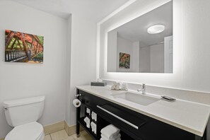 Combined shower/tub, free toiletries, hair dryer, towels