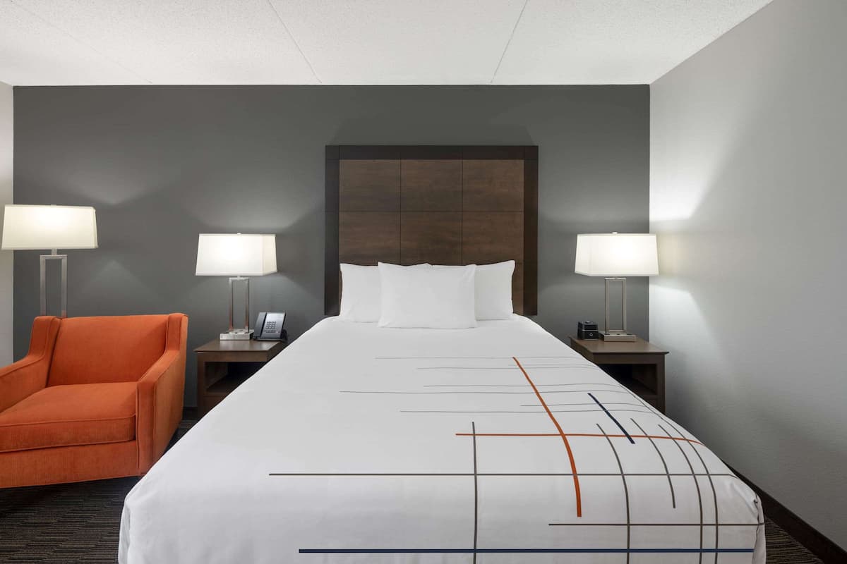 Room, 1 King Bed, Accessible, Non Smoking (Mobility) | Premium bedding, desk, laptop workspace, iron/ironing board