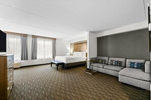 Studio Suite, 1 King Bed, Non Smoking | Premium bedding, desk, laptop workspace, iron/ironing board